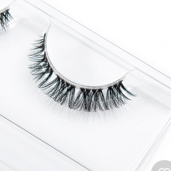 Urban Doll Petite lashes - Picture 3 of 5